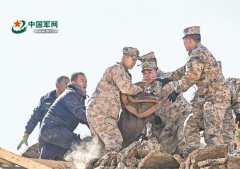 西藏日喀则市定日县发生6.8级地震 解放军和武警